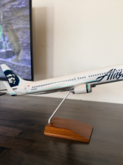 Alaska Airlines 737-800 Desk Model (1/100)