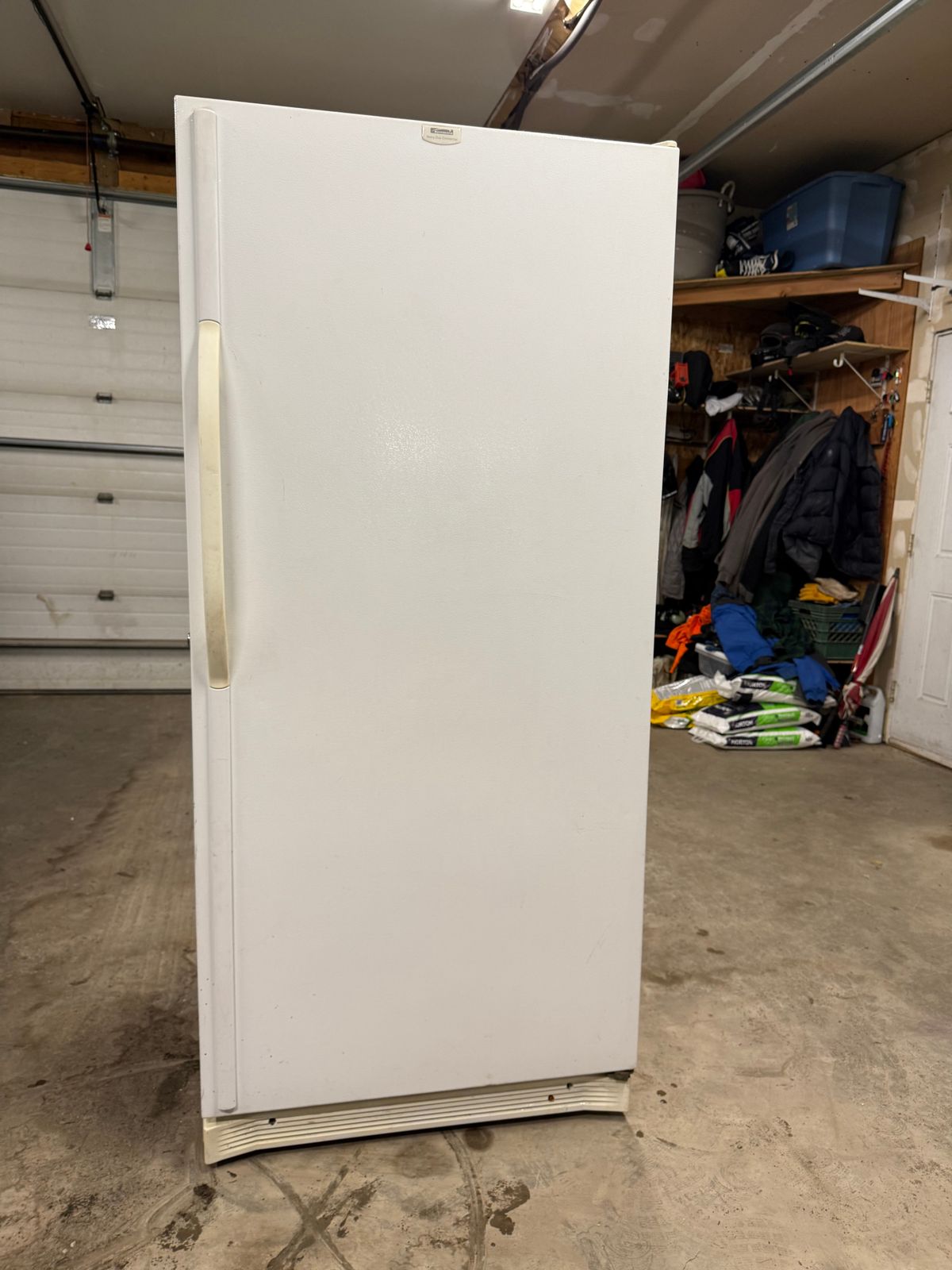 Free Heavy Duty Freezer, Manual Defrost, Meadow Lakes Pickup - photo 1 of 3