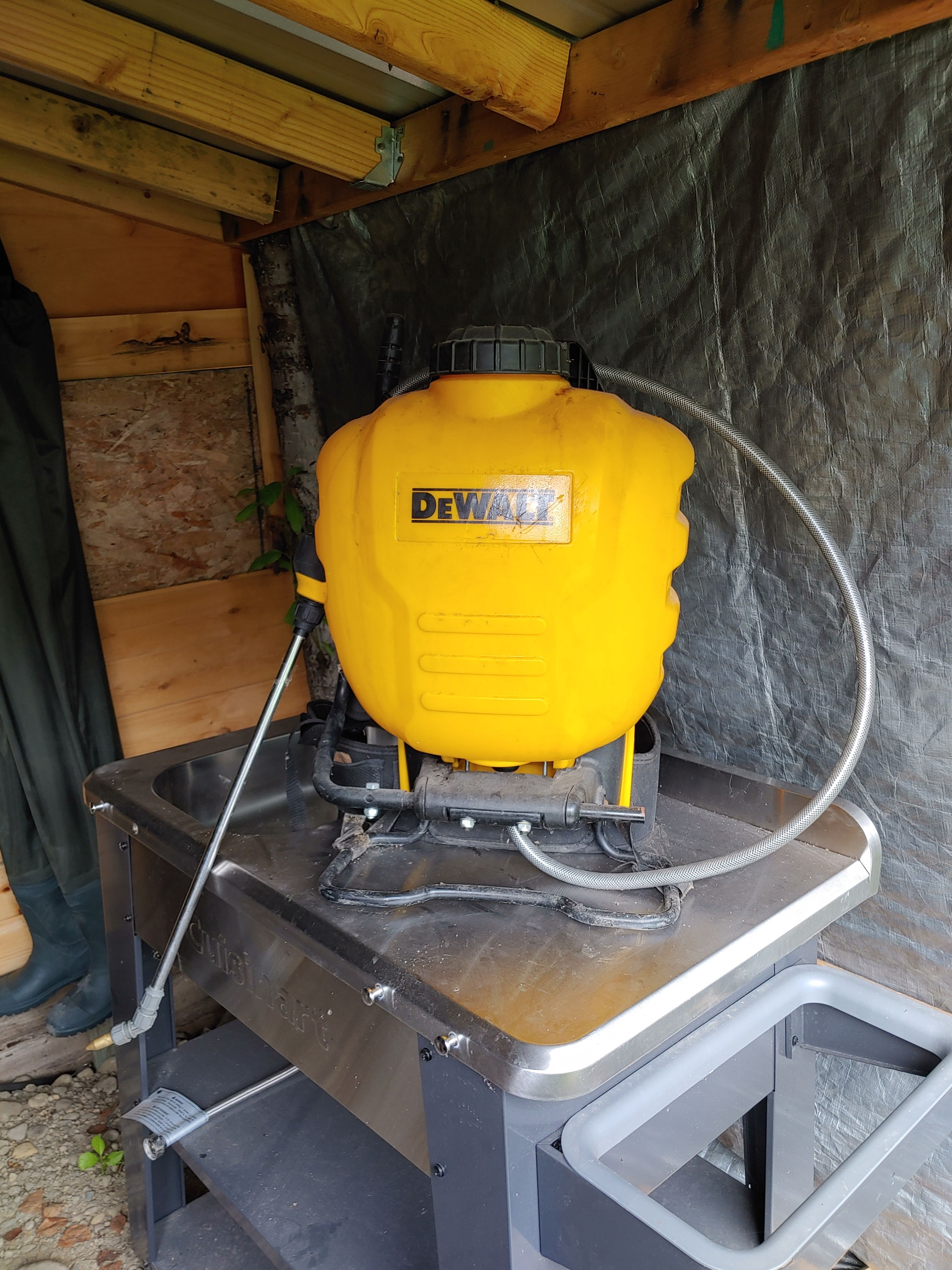 Dealt 4-Gallon Sprayer, Good Condition