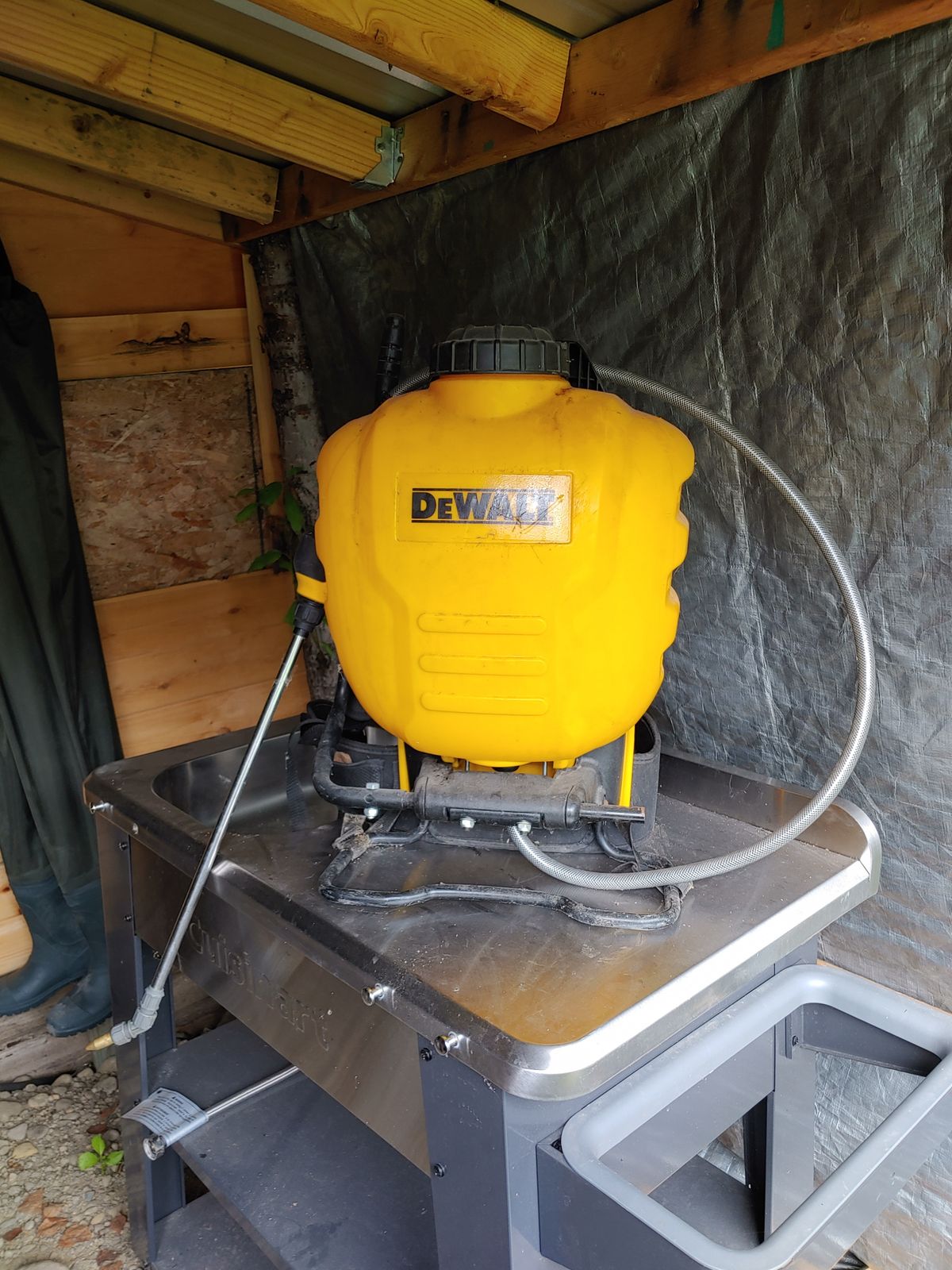 Dealt 4-Gallon Sprayer, Good Condition - photo 1 of 2