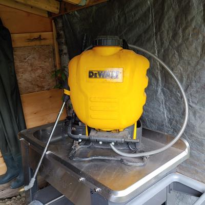 Dealt 4-Gallon Sprayer, Good Condition